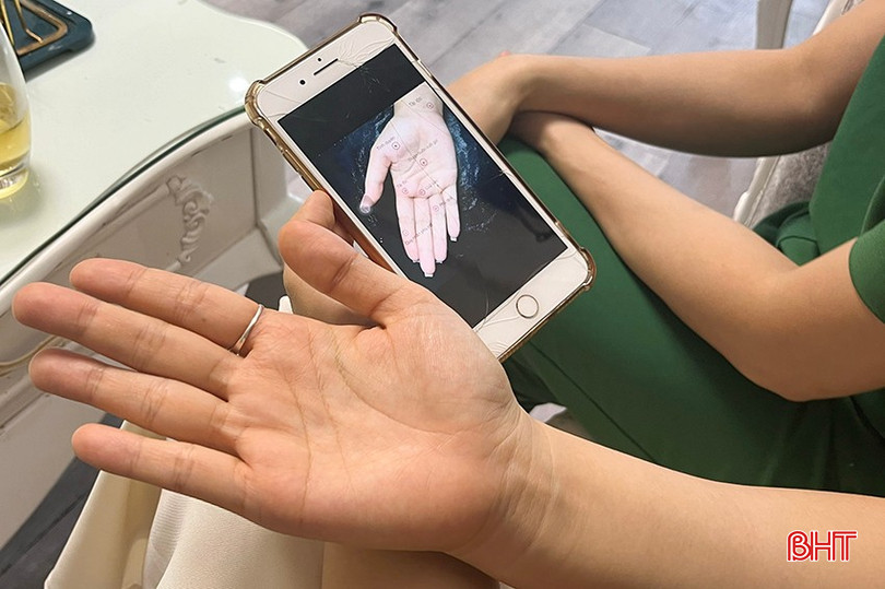 Dịch vụ xăm nốt ruồi phong thủy đang rộ với những lời quảng cáo 'đổi mệnh, hút tài lộc', bất chấp rủi ro về sức khỏe và sự mập mờ trong cơ sở khoa học. bqbht_br_111img-4219.jpg