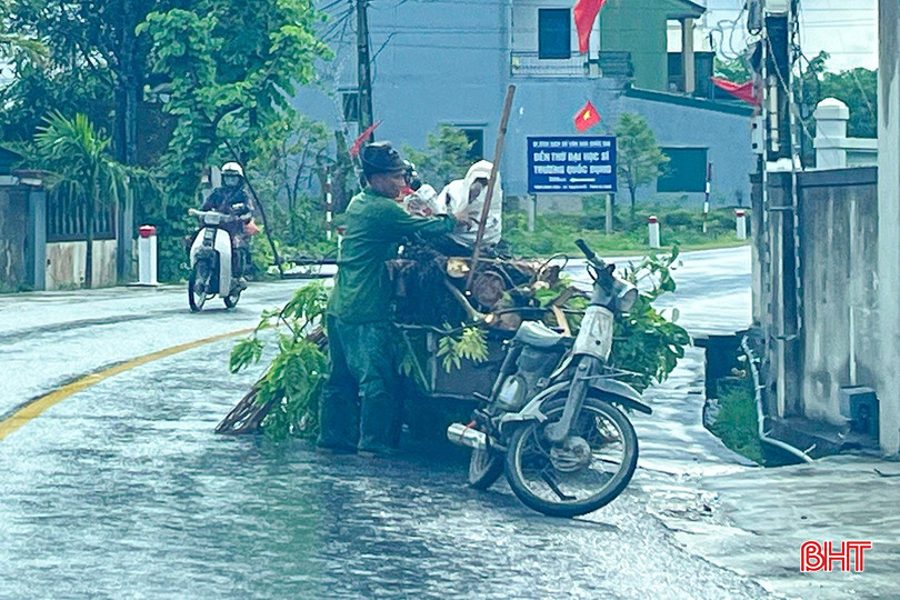 Diese Realität zeigt, dass proaktives Handeln bei Naturkatastrophen in Ha Tinh nicht nur in der Verantwortung der Regierung liegt, sondern auch zum Selbstbewusstsein der Bevölkerung geworden ist. Der Geist der Sturmprävention hat deutlich zugenommen, insbesondere nach den Erfahrungen mit früheren Naturkatastrophen. bqbht_br_13.jpg