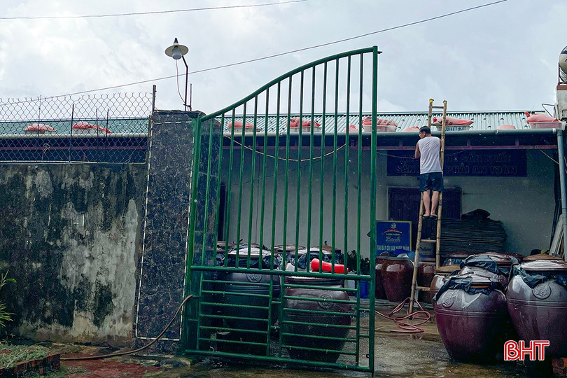 Sobald der Sturm gemeldet wurde, dass er in Ha Tinh auf Land traf, begannen die Bewohner der Gemeinde Loc Ha sofort, ihre Häuser zu verstärken. Sandsäcke und Wassersäcke wurden auf den Dächern platziert, um Wellblechplatten und Fenster zu sichern. Die Menschen nutzten jede Gelegenheit, um ihr gesamtes Eigentum gegen den starken Wind zu sichern. bqbht_br_2.jpg