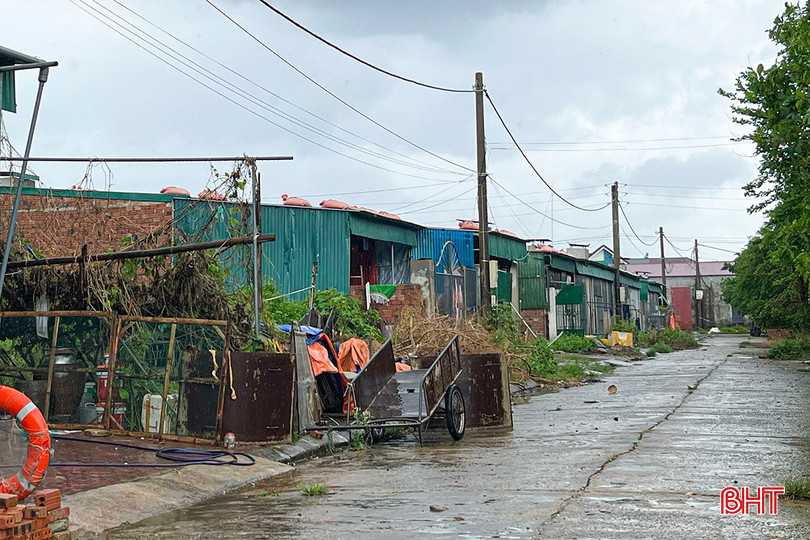 Insbesondere Haushalte in der Nähe des Strandes Xuan Hai und des Industrieparks Thach Kim haben Sandsäcke und Wassersäcke verwendet, um ihre Dächer abzudichten. bqbht_br_3.jpg