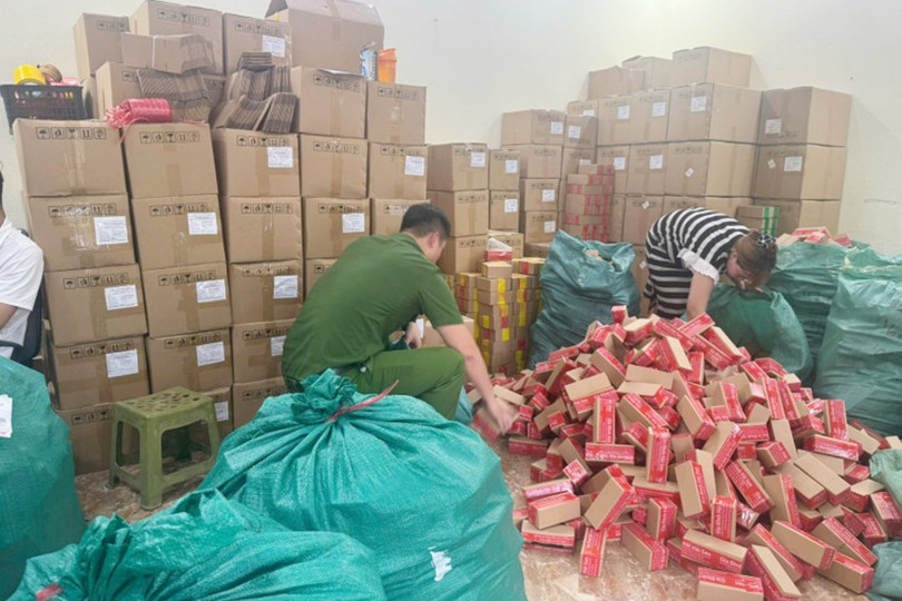 Phòng Cảnh sát kinh tế, Công an tỉnh Ninh Bình kiểm tra kho hàng của Công ty TNHH Hải Sen (Ảnh: Công an Ninh Bình). 9phong-canh-sat-kinh-te-kiem-tra-1750089494664.jpg