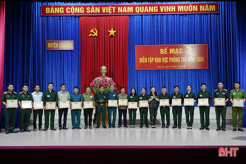 Dịp này, UBND huyện Can Lộc đã tổ chức khen thưởng, biểu dương cho các tập thể... c4.jpg