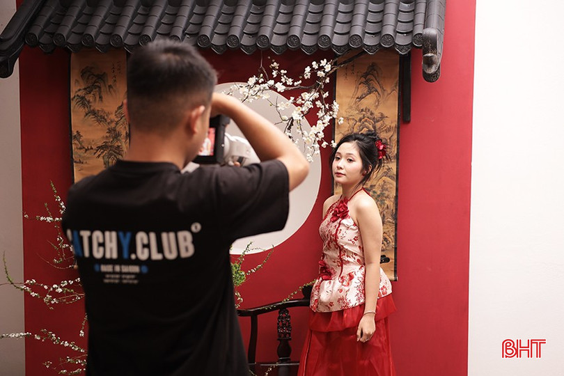 Mức giá chụp một bộ ảnh tết cổ truyền giao động từ 1,5 – 2,5 triệu đồng bao gồm tất cả chi phí. bqbht_br_3.jpg