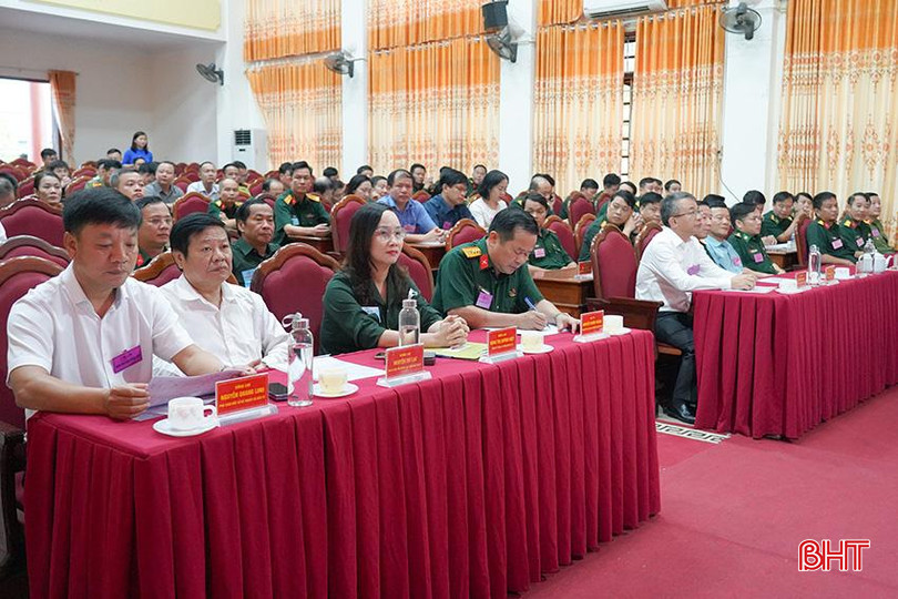 Các đại biểu tham dự lễ khai mạc. dt1.jpg