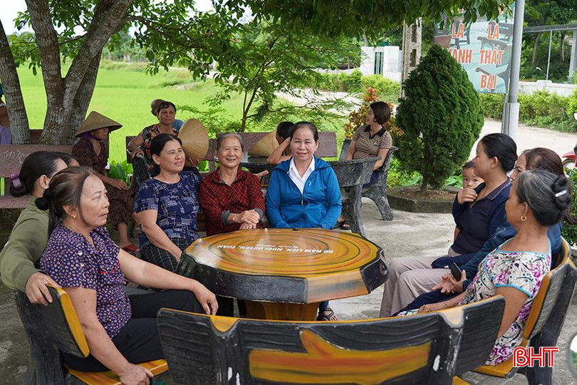 Chị Hồng (áo xanh ở giữa) luôn sâu sát, gần gũi cùng hội viên để nắm bắt khó khăn, hỗ trợ kịp thời. h3.jpg