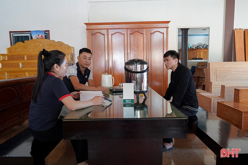 Nhờ tạo sự gắn kết với khách hàng, cơ sở sản xuất đồ gỗ Tương Lưu đã tìm cho mình được đầu ra nhất định. bqbht_br_c3.jpg
