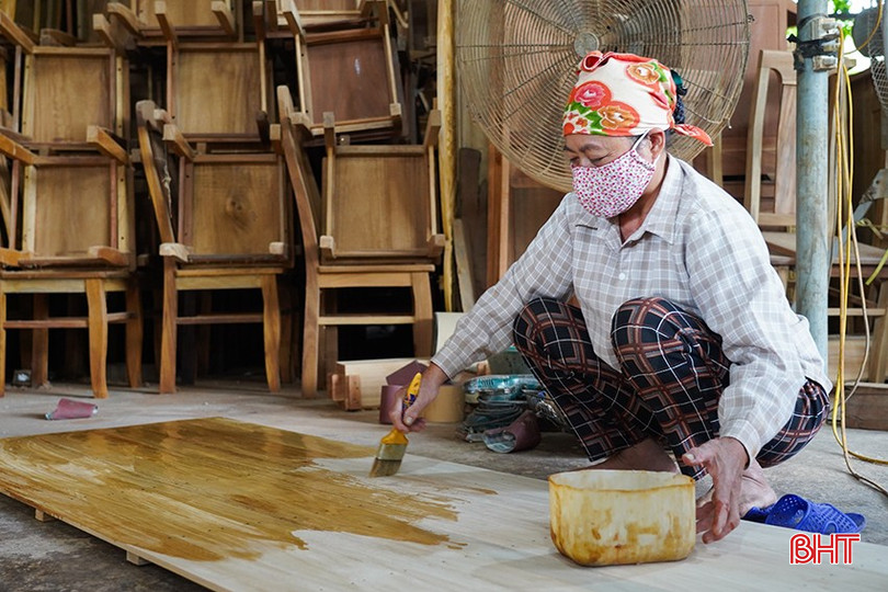 Để đảm bảo đầu ra, cơ sở đồ gỗ Minh Khuê lựa chọn sản xuất theo đơn đặt hàng. bqbht_br_c6.jpg