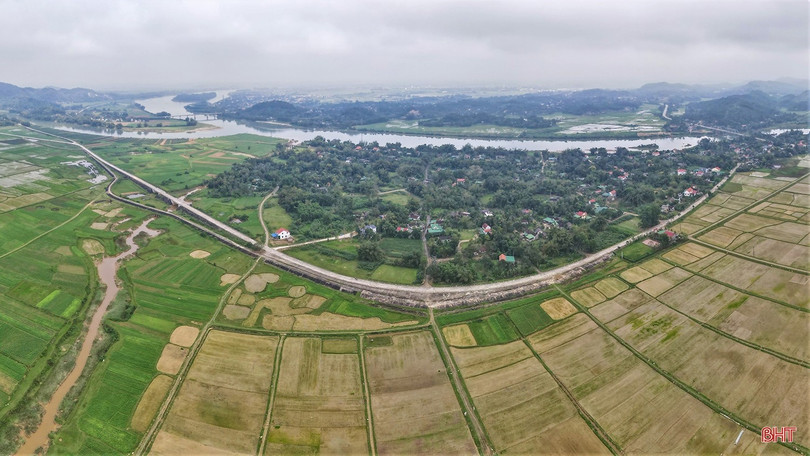 โครงการปรับปรุงและยกระดับทางหลวงหมายเลข 8C ช่วงระหว่างทางหลวงหมายเลข 8 – ถนนโฮจิมินห์ ผ่านอำเภอเฮืองเซิน ระยะทาง 16.7 กม. จุดเริ่มต้นของเส้นทางอยู่ที่ กม.90+600 - สะพาน Linh Cam ในเขตเทศบาล Son Long (อำเภอ Huong Son) จุดสิ้นสุดอยู่ที่ กม.109+000 ที่สะพาน Ngan Pho ในเขตเทศบาล Son Trung (อำเภอ Huong Son) ตัดกับถนน Ho Chi Minh ที่ กม.774+125 เส้นทางวิ่งเลียบแม่น้ำงันซาว ผ่านทุ่งนาและพื้นที่อยู่อาศัยของหมู่บ้านต่างๆ ได้แก่ อันฮัวทินห์ เตินมีฮา เซินนิงห์ เซินจุง... 105d2094306t23310l0.jpg