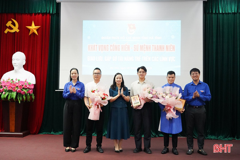 Phó Trưởng ban Tuyên giáo và Dân vận Tỉnh ủy Đặng Thị Quỳnh Diệp và Phó Chủ tịch Ủy ban MTTQ, Bí thư Tỉnh đoàn Nguyễn Ny Hương tặng hoa cho các gương mặt trẻ tiêu biểu. bqbht_br_a5-5848.jpg