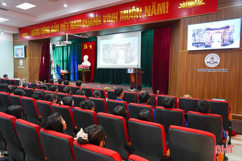 Đại biểu cùng xem clip ngắn giới thiệu về một số tài năng trẻ tỉnh Hà Tĩnh trên các lĩnh vực. bqbht_br_a3.jpg