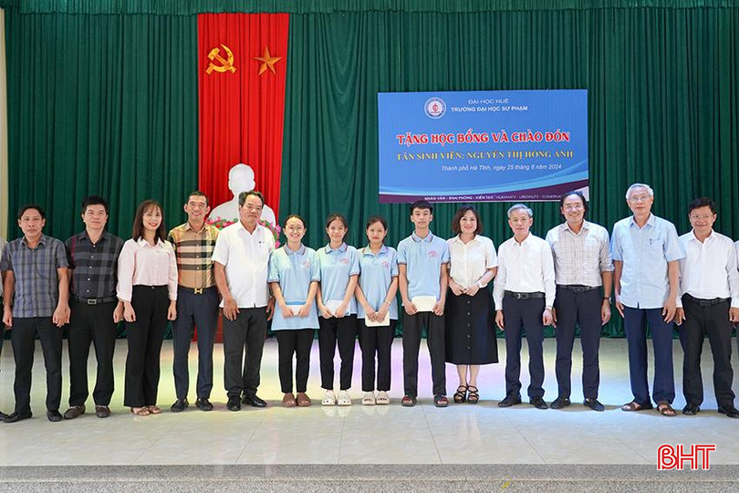 Các đại biểu chụp hình lưu niệm cùng các tân sinh viên 9.jpg