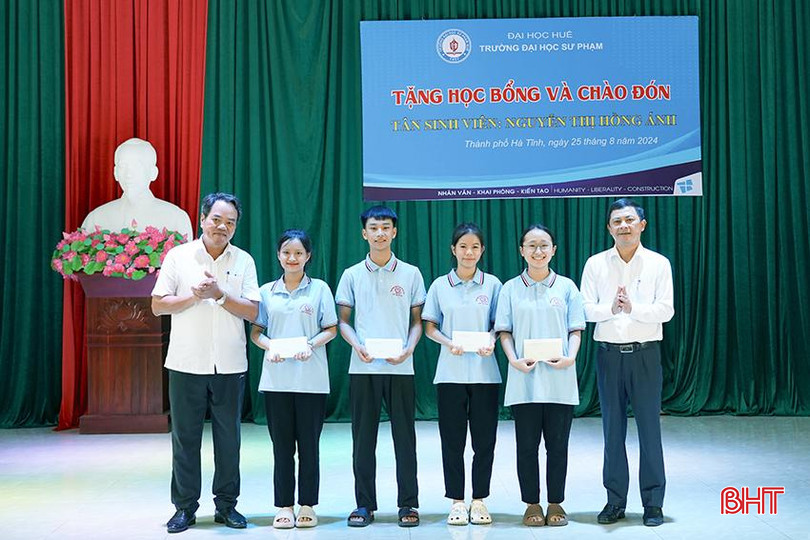 Trưởng ban Nội chính Tỉnh ủy Nguyễn Đình Hải, Phó Chủ tịch UBND tỉnh Lê Ngọc Châu trao 4 suất quà của Bí thư Tỉnh ủy Hoàng Trung Dũng cho 4 tân sinh viên là con em của Làng Trẻ em mồ côi Hà Tĩnh. 7.jpg
