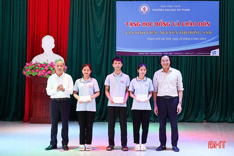 Lãnh đạo Trường Đại học Sư phạm (Đại học Huế) trao quà cho 3 tân sinh viên. 8.jpg