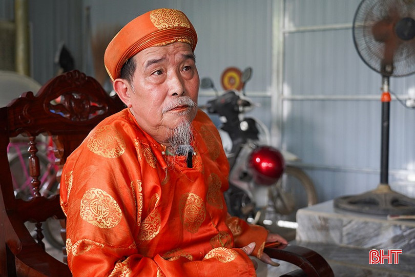 Ông Phan Hùng Vỹ - người hiện giữ chức vụ cố đạo chủ, trông coi bảo vật vua Hàm Nghi ban tặng. bqbht_br_d8.jpg