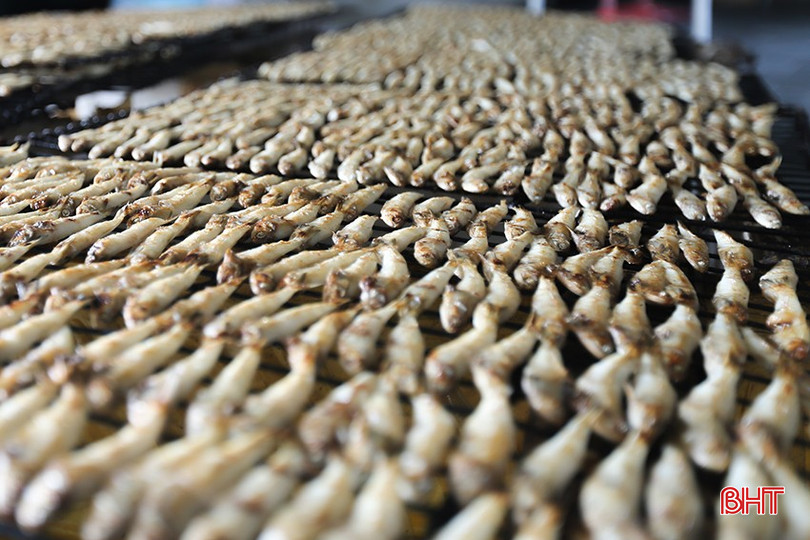 Trung bình 10 kg cá tươi sẽ cho ra 5 kg cá nướng thành phẩm. Mức giá tại cơ sở sản xuất dao động khoảng 100 nghìn đồng/kg. Cá sẽ được nướng bằng than củi, không tẩm ướp nên giữ được hương vị nguyên vẹn, thơm ngon.