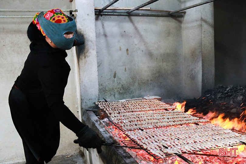 Nghề nướng cá tuy không đòi hỏi quá nhiều kỹ năng, song người nướng phải có kinh nghiệm giữ mức lửa vừa phải và nhuần nhuyễn công đoạn lật trở đều tay để tránh thịt cá bị cháy thì mới có thành phẩm thơm ngon.