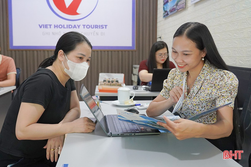 Công ty TNHH TM&DL Việt Holiday tư vấn cho khách hàng về tour du lịch dịp tháng 7 tới. bqbht_br_1dsc09601.jpg