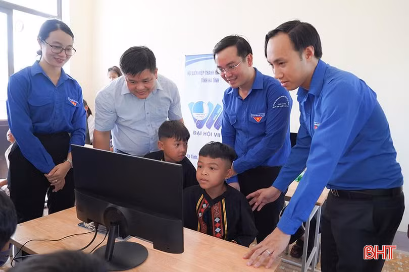 Tỉnh đoàn, Hội LHTN Việt Nam tỉnh Hà Tĩnh trao tặng "Phòng tin học cho em" tại Trường Tiểu học Hương Liên (Hương Khê).