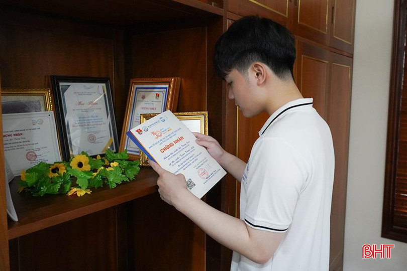 Lê Tùng Sơn vỡ òa trong niềm vui sướng và hạnh phúc khi biết mình đạt thành tích cao. q2.jpg
