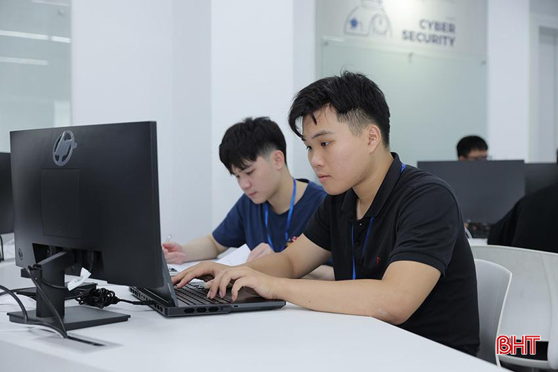Người đồng hành của Tùng Sơn là Trần Tuấn Anh (ngoài cùng bên phải, học sinh lớp 12A1 - Trường THPT Nguyễn Thị Minh Khai). q5.jpg