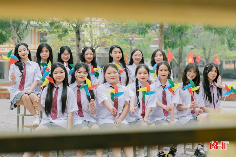 Trần Thị Quỳnh Như (hàng đầu tiên, thứ 2 từ trái qua) vui cùng bạn bè trong những ngày đẹp nhất của tuổi học trò. qn4.jpg