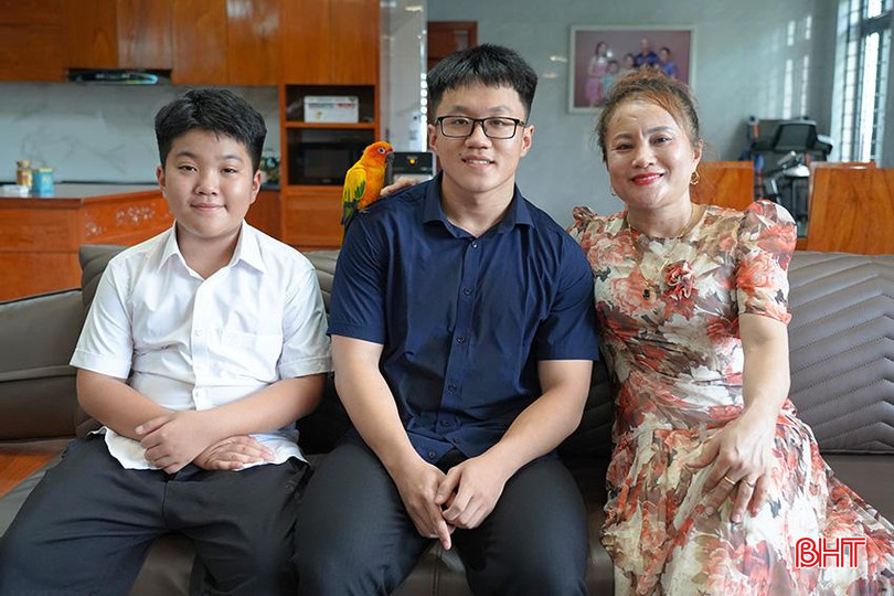 Anh Vũ bên mẹ và em trai. v4.jpg