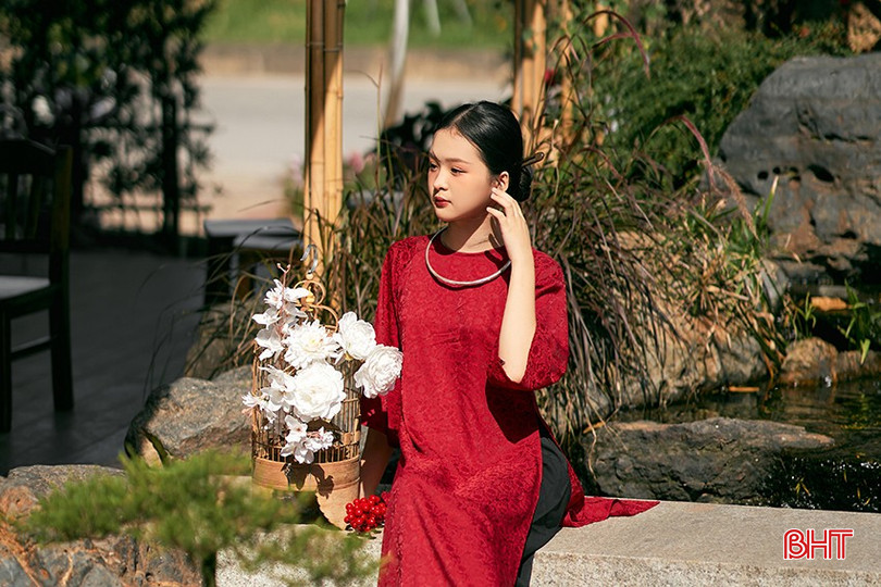 Những bộ ảnh áo dài được anh Thông chụp đều hướng tới phong cách duyên dáng, thanh lịch. bqbht_br_6.jpg