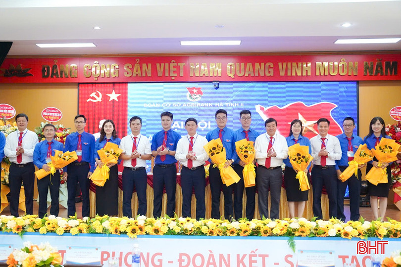 Lãnh đạo Ngân hàng Agribank Chi nhánh Hà Tĩnh II tặng hoa chúc mừng Ban Chấp hành nhiệm kỳ mới. bqbht_br_agr6-5903.jpg