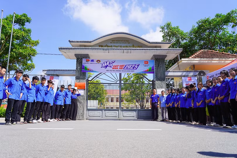 Tại điểm thi Trường THCS Nguyễn Du (TP Hà Tĩnh), các bạn ĐVNT đã có mặt từ sớm, sẵn sàng đồng hành cùng sĩ tử. Với màu áo xanh tình nguyện nổi bật, các bạn đã nhiệt tình hướng dẫn thí sinh tìm phòng thi, phát miễn phí nước uống, bút viết, giúp các em có sự chuẩn bị tốt nhất trước khi vào phòng thi. Không chỉ vậy, các đội hình còn chủ động điều tiết giao thông trước cổng trường, đảm bảo khu vực thi luôn thông thoáng và an toàn.