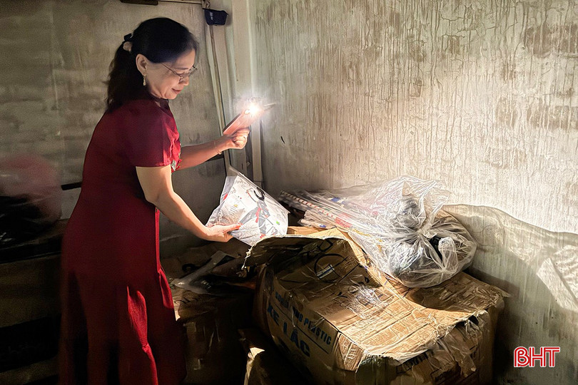 Trong kho của bà Thương hiện còn hai thùng quần áo hóa trang nhưng không bày bán vì chẳng có khách mua. bqbht_br_h5.jpg
