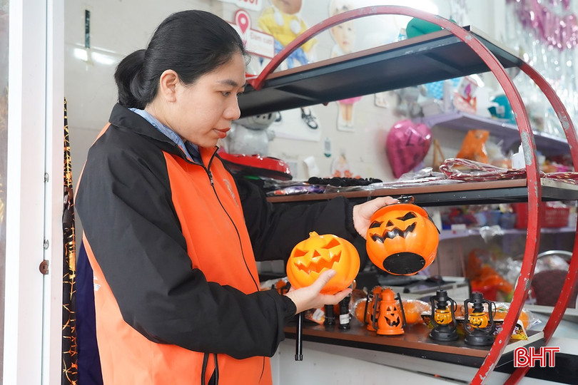 Các sản phẩm quen thuộc dịp Halloween ở cửa hàng của chị Vân đều là hàng tồn kho từ mùa trước. bqbht_br_h1.jpg