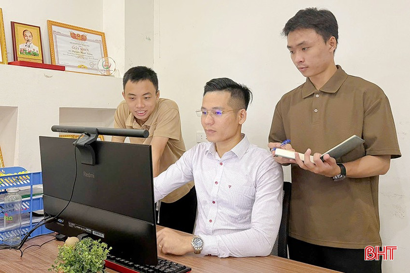 Anh Nguyễn Mạnh Tường (áo trắng) - Giám đốc Công ty TNHH Nông nghiệp sạch Hatisa cùng nhân viên công ty luôn ưu tiên việc bán hàng có trách nhiệm trên nền tảng số. bqbht_br_9anh-1-hatisa.jpg