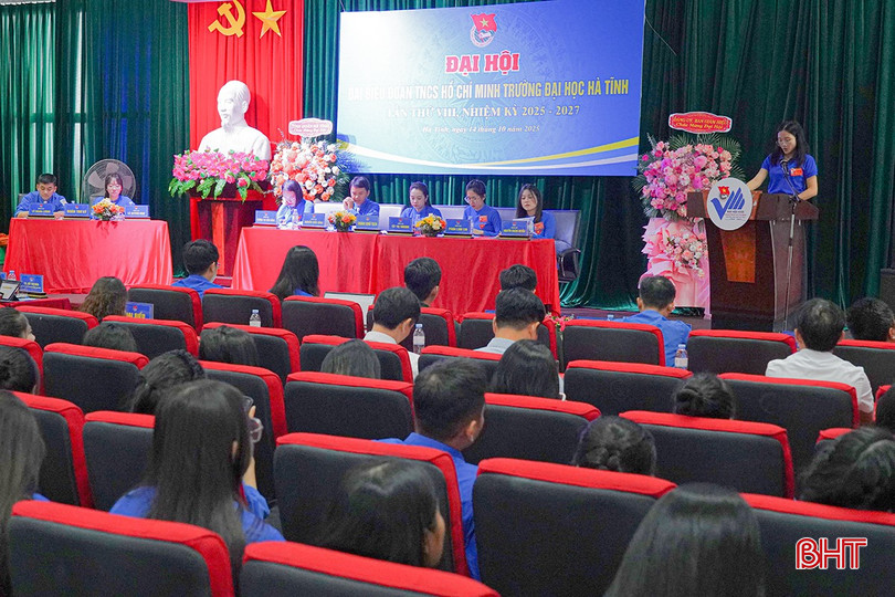 Sinh viên Nguyễn Thị Thuỳ tham luận về vấn đề "Phát triển phong trào văn hoá, văn nghệ và TDTT". bqbht_br_a6.jpg