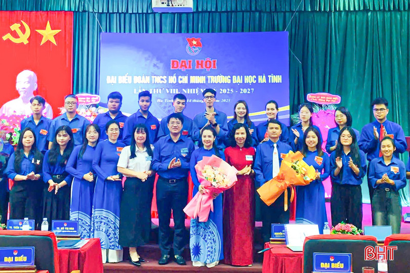 Đại diện Tỉnh đoàn, Trường Đại học Hà Tĩnh tặng hoa chúc mừng Ban Chấp hành Đoàn trường Đại học Hà Tĩnh nhiệm kỳ 2025-2027. bqbht_br_a9.jpg