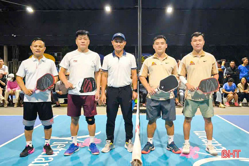 Cặp đôi Trần Đức Thắng - Võ Trọng Giáp (bên phải) từng kết hợp ăn ý để giành giải nhất nội dung đôi nam ngoại hạng ở Giải Pickleball các đội mạnh Hà Tĩnh lần thứ nhất. bqbht_br_p5.jpg