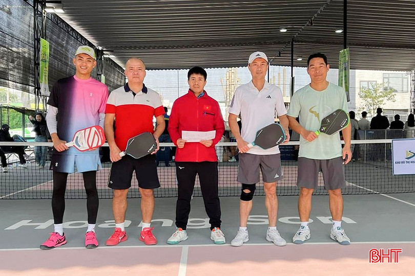 VĐV Chu Thành Vinh (thứ 2 từ trái qua) sẽ góp mặt tại Giải Pickleball Cúp Báo Hà Tĩnh lần thứ nhất, năm 2025. bqbht_br_p3.jpg
