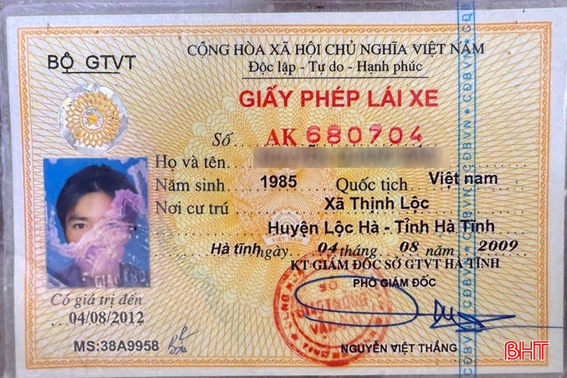 Các loại GPLX bằng giấy bìa qua thời gian sử dụng bị hư hỏng, rách nát do thời tiết, cách bảo quản khiến các thông tin khó nhìn thấy. bqbht_br_19c682163b2bb675ef3a.jpg