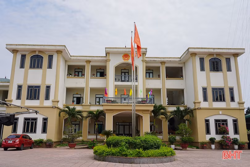 Trụ sở phường Thạch Hạ được chọn là trung tâm hành chính của phường Trần Phú mới - được thành lập trên cơ sở nhập 3 phường: Thạch Trung, Đồng Môn, Thạch Hạ và xã Hộ Độ.