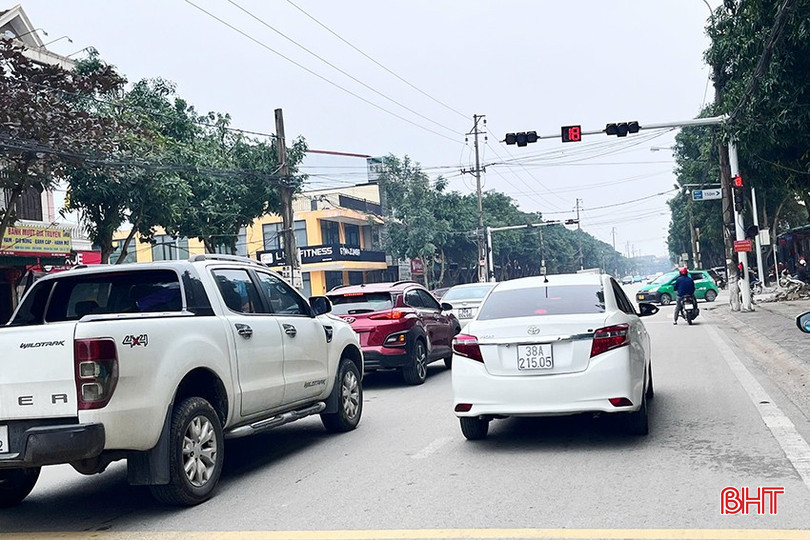 Tại Hà Tĩnh, để người dân biết mức phạt mới rất cao khi vượt đèn đỏ, lực lượng CSGT đã cắm biển báo tại một số vị trí có tín hiệu đèn giao thông. Việc này giúp người dân khi điều khiển phương tiện tham gia giao thông tiếp nhận được thông tin về mức phạt mới theo Nghị định 168/2024.