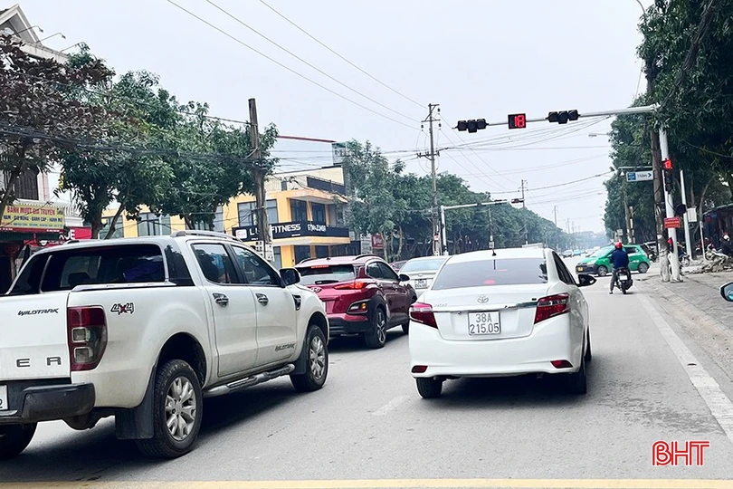 Tại Hà Tĩnh, để người dân biết mức phạt mới rất cao khi vượt đèn đỏ, lực lượng CSGT đã cắm biển báo tại một số vị trí có tín hiệu đèn giao thông. Việc này giúp người dân khi điều khiển phương tiện tham gia giao thông tiếp nhận được thông tin về mức phạt mới theo Nghị định 168/2024.