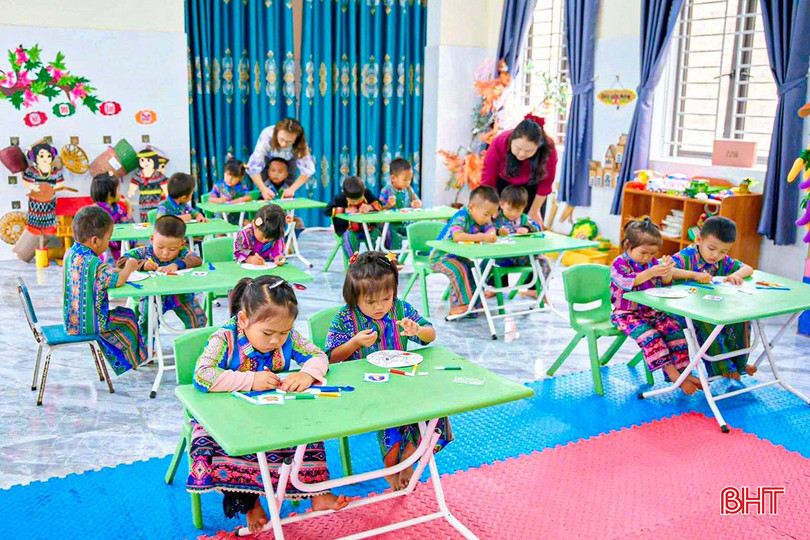 Những "bảo mẫu" ở vùng rẻo cao Hà Tĩnh gác lại thiệt thòi, tận tâm chăm sóc cho từng em học sinh. bqbht_br_9.jpg