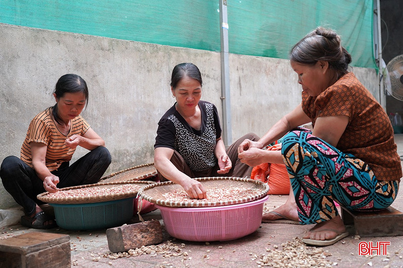 Người dân ở các xã Đức Quang, Đức Thọ, Đức Thịnh đến cơ sở dầu lạc OCOP Mai Lợi từ sáng sớm để "giành chỗ" ép dầu. bqbht_br_0dsc09827.jpg