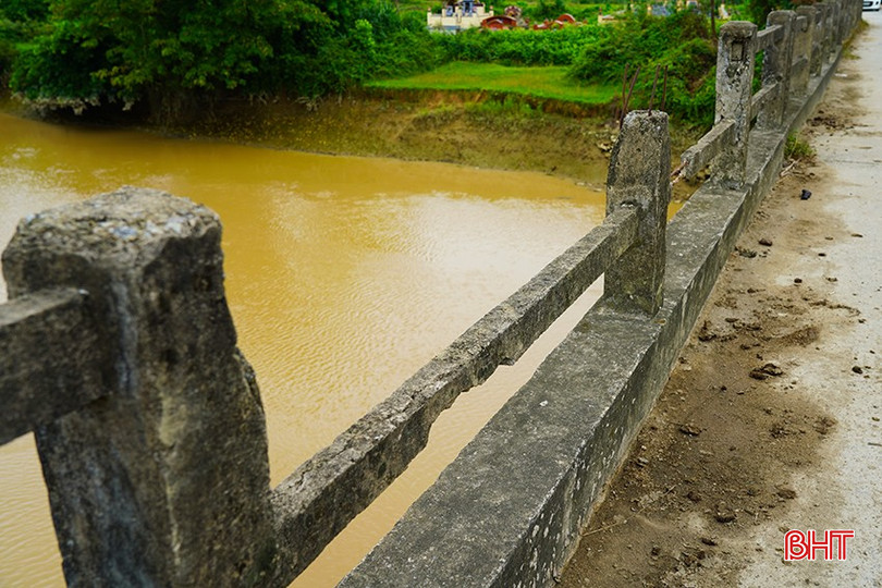 លោក Hoang Xuan Hung - អនុលេខាគណៈកម្មាធិការបក្ស ប្រធានគណៈកម្មាធិការប្រជាជនឃុំ Duc Quang បានឲ្យដឹងថា៖ “មូលដ្ឋានចែករំលែកក្តីកង្វល់របស់ប្រជាជនពេលឆ្លងកាត់ស្ពាន Dong Dau បច្ចុប្បន្នឃុំកំពុងពិនិត្យ និងសំយោគស្ថានការណ៍ដើម្បីមានមូលដ្ឋានសម្រាប់ផ្តល់អនុសាសន៍ដល់ថ្នាក់លើនាពេលខាងមុខ”។ bqbht_br_9dsc09966.jpg