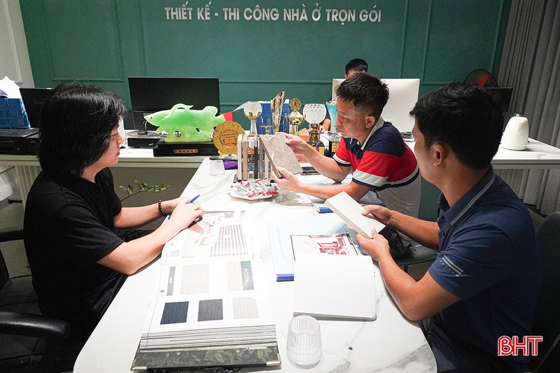 Kiến trúc sư Phan Dũng tư vấn cho khách hàng có nhu cầu thiết kế không gian trong nhà. bqbht_br_c5.jpg