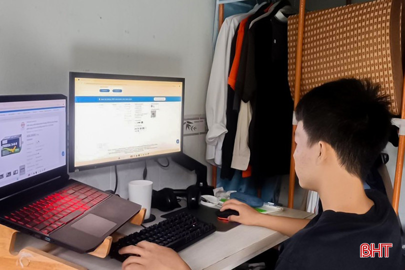 Anh Nguyễn Tiến Đạt lựa chọn tìm hiểu kỹ trên mạng về các loại thực phẩm chức năng trước khi mua cho bố mẹ. bqbht_br_tdat.jpg