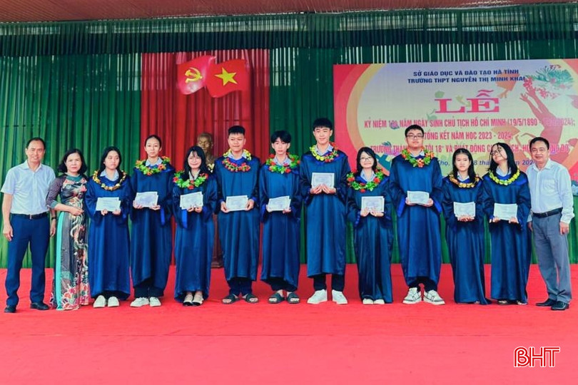 Với những thành tích học tập "khủng", Bùi Lê Trung Nguyên (thứ 6 từ phải qua) được bạn bè ví von là "người khổng lồ". bqbht_br_4.jpg