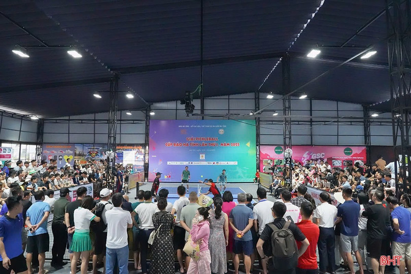 Phong trào thể thao Pickleball tại Hà Tĩnh đang phát triển mạnh mẽ là lượng người tham gia rất lớn. Trong ảnh: Giải Pickleball cúp Báo Hà Tĩnh lần thứ I thu hút đông đảo VĐV và khán giả tham dự. image-2.jpg