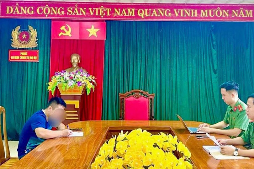 Phòng An ninh chính trị nội bộ tiến hành ký cam kết với ban tổ chức các giải Pickleball phong trào về việc tuân thủ các quy định pháp luật khi tổ chức giải. Ảnh CAHT. i5.jpg