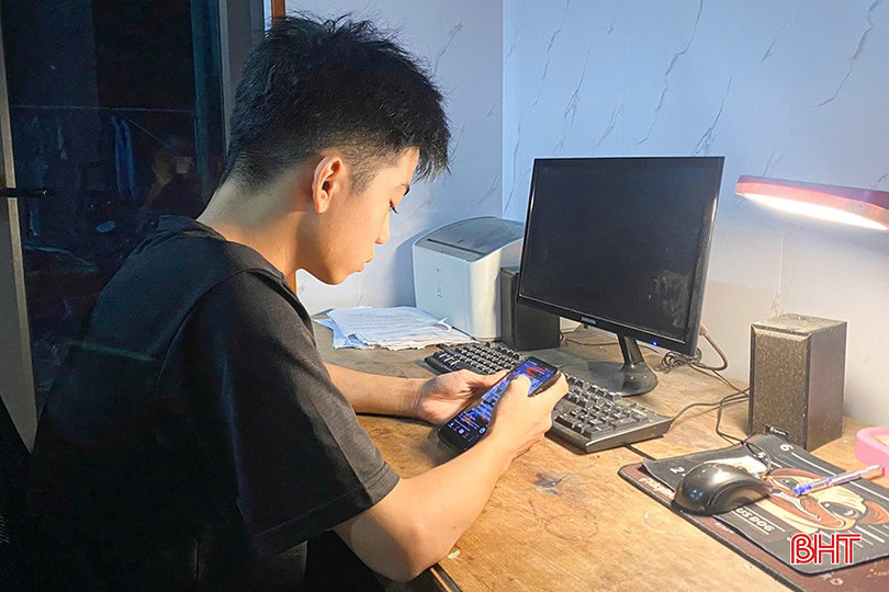 Bảo dễ mất tập trung và xao nhãng những việc đang làm chỉ vì không thể từ bỏ tin tức trên mạng. bqbht_br_91.jpg