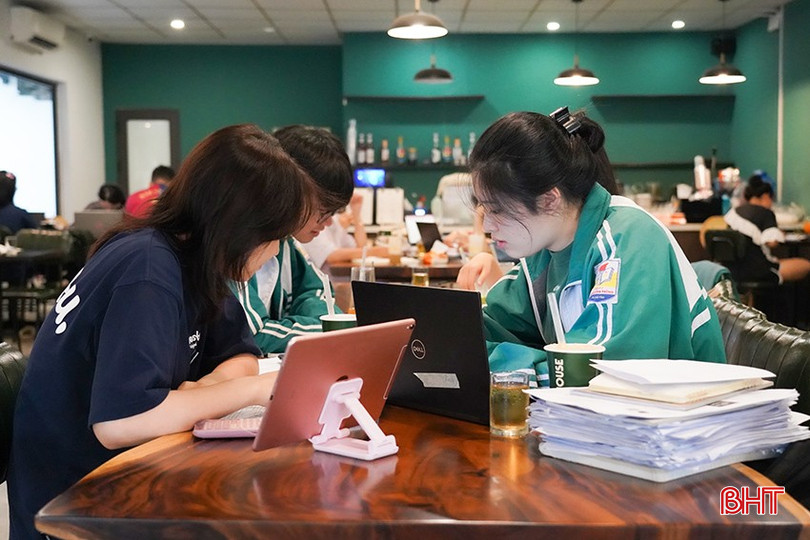 Ở góc độ tích cực, FOMO tạo ra động lực để giới trẻ kết nối, nắm bắt xu hướng, từ đó phát triển kỹ năng, mở rộng cơ hội nghề nghiệp, khẳng định cá nhân. bqbht_br_9.jpg